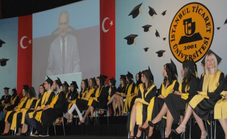 İstanbul Ticaret Üniversitesi öğrencilerinin mezuniyet sevinci