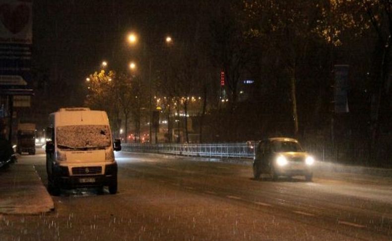 İstanbul'da kar yağışı etkili oluyor