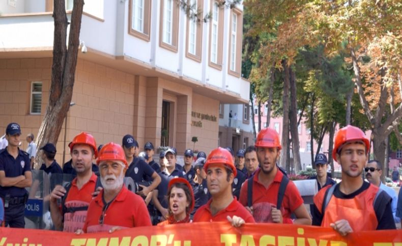 İstanbul'dan Ankara'ya yürüyen mühendisler bakanlık önünde 'baretli' eylem yaptı