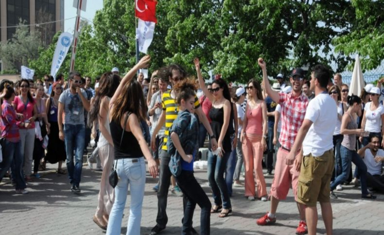 İşten çıkarılan hostesler THY’yi dans ederek protesto etti