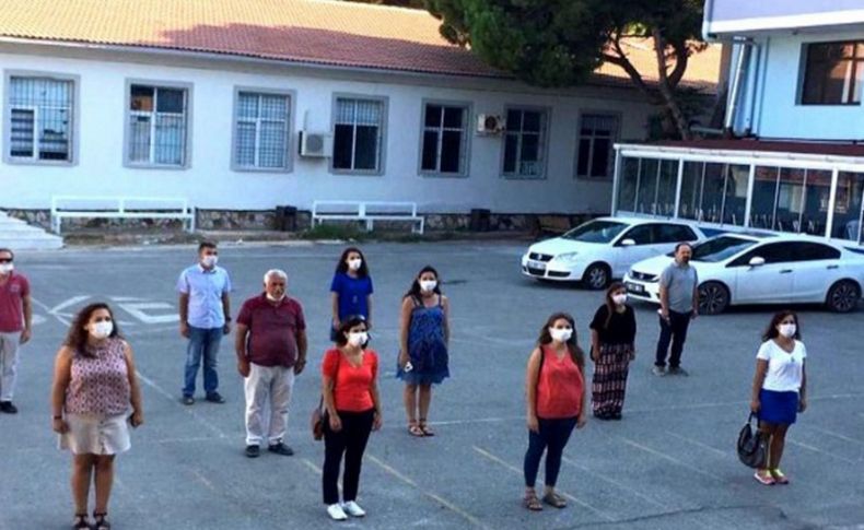 İstiklal Marşı'nı öğretmenler okulda, öğrenciler evlerinde söyledi