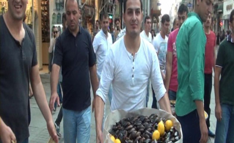 İstiklal Caddesi'nde midyecilere zabıta baskını (Özel)