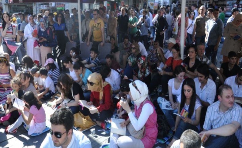 İstiklal Caddesi'nde okumaya çıktılar