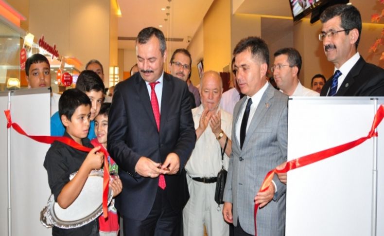 İzciler, ebru sanatı sergisi açtı