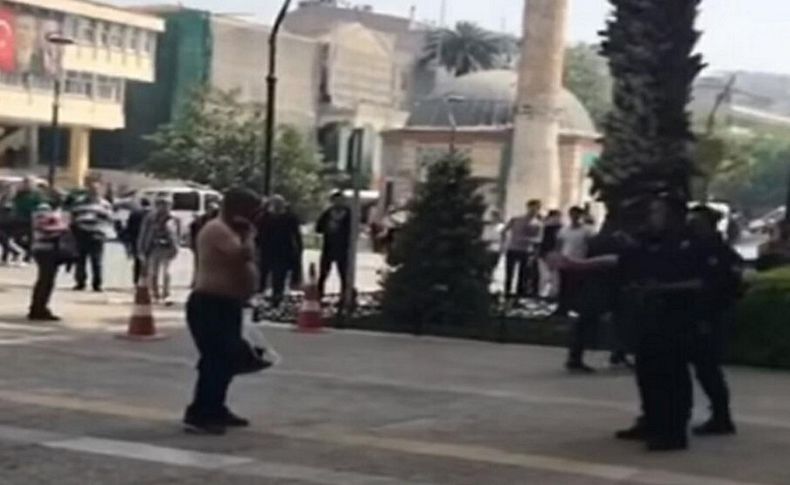 İzmir Büyükşehir binası önünde jiletle kendisine zarar verdi