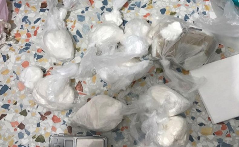 İzmir'de 1 kilo 100 gram kokain ele geçirildi