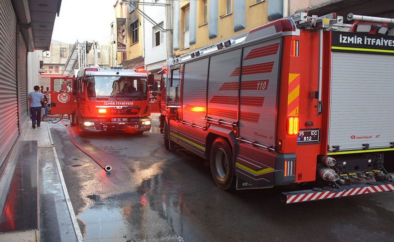 İzmir'de 3 katlı mobilya atölyesinde yangın