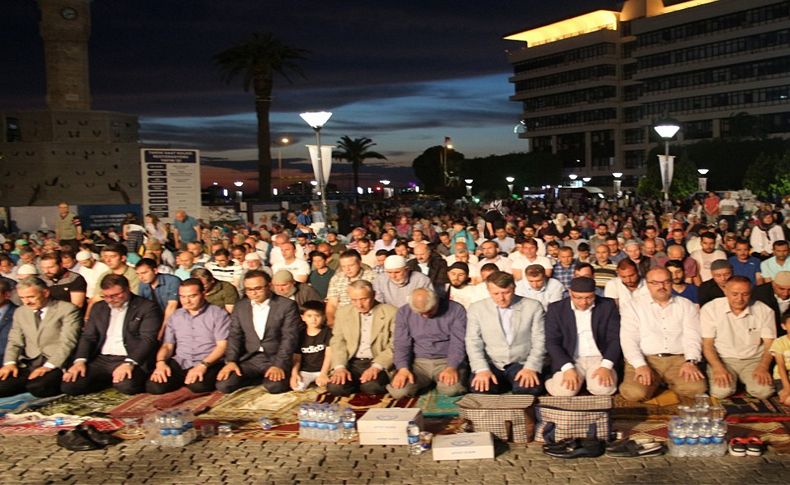 İzmir'de, binlerce kişi birlikte iftar yapıp, namazlarını kıldı