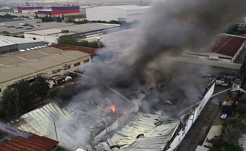 İzmir'de çerez fabrikasında yangın