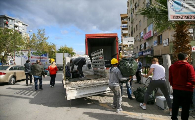 İzmir'de depremde hasar gören evlerde tahliyeler sürüyor