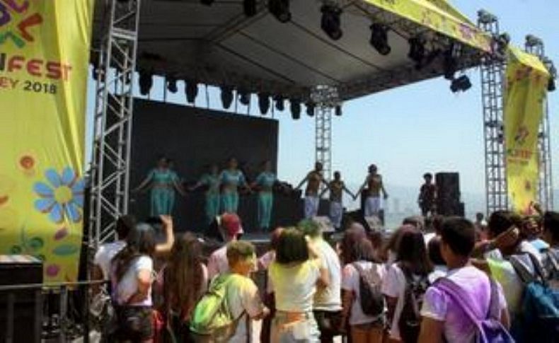 İzmir'de düzenlenen Holifest'te, gençler rengarenk oldu