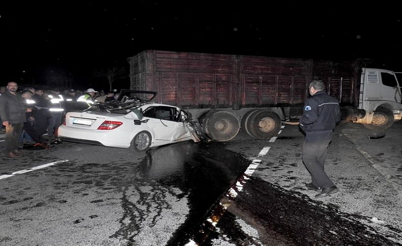 İzmir'de feci kaza! Aracın hız göstergesi takıldı