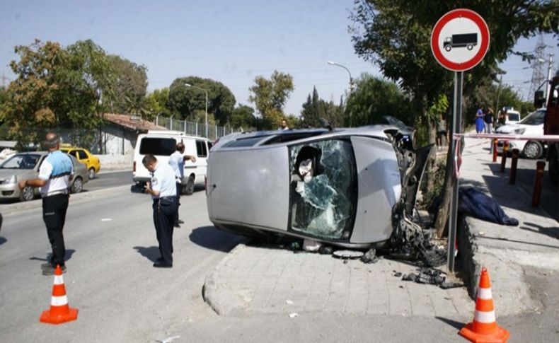 İzmir'de feci kaza: Kaldırımdaki yayayı ezdi!