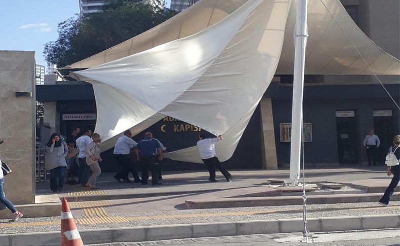 İzmir'de fırtına tenteyi kopardı, 1 kişi yaralandı