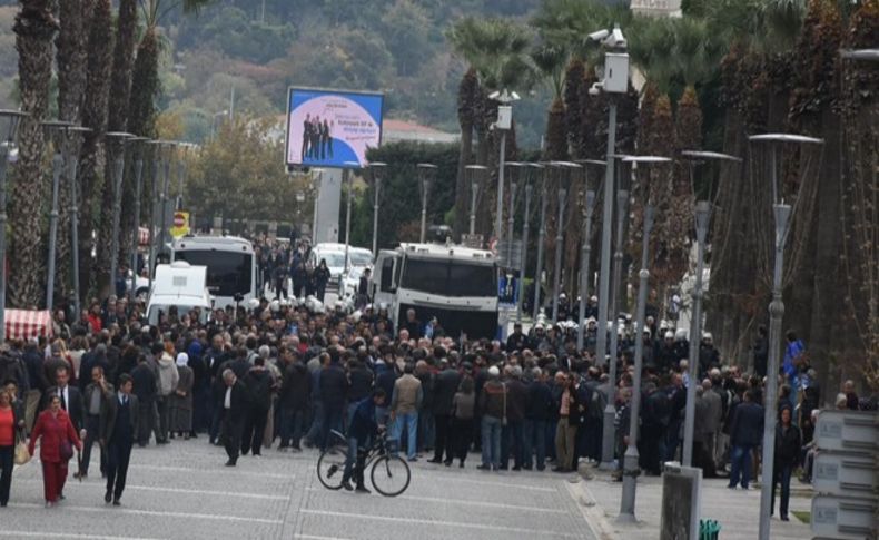 İzmir'de HDP'lilerin gözaltına alınmasına tepki