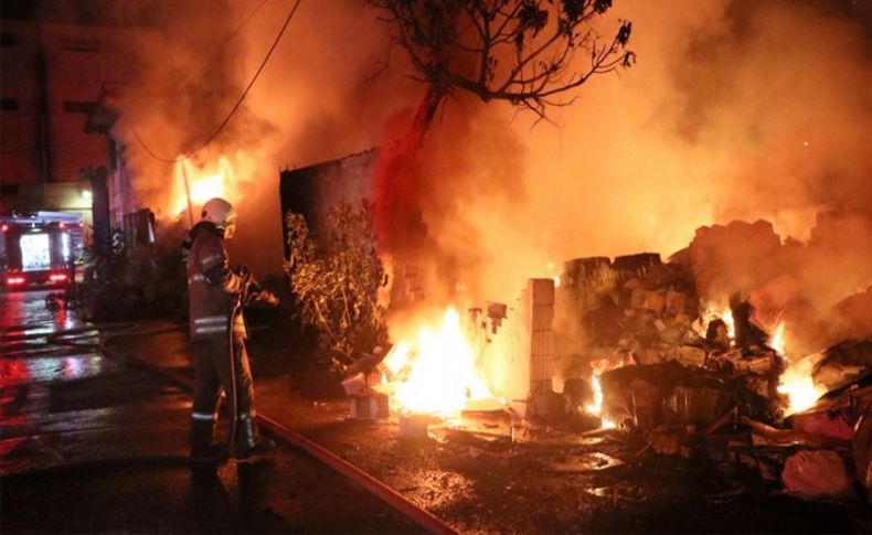 İzmir'de hurdalık alanda çıkan yangın söndürüldü