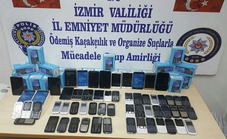 İzmir'de kaçak cep telefonu operasyonu