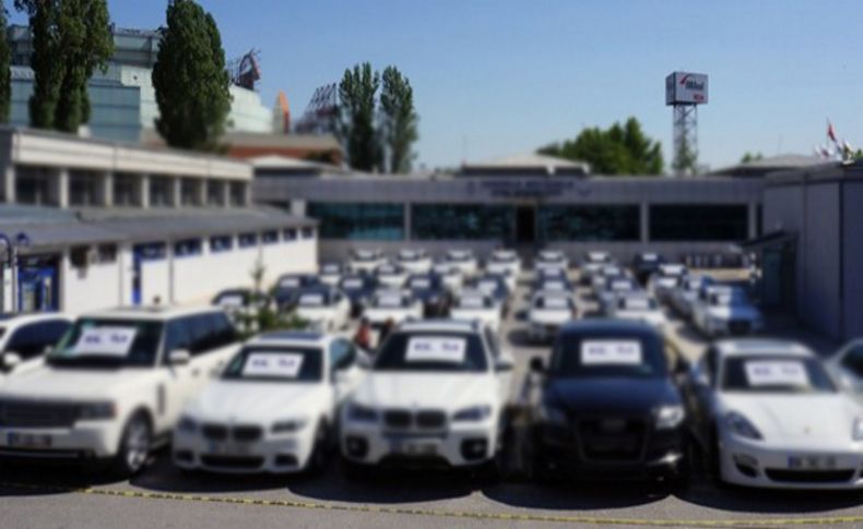 İzmir'de kaçak lüks araç operasyonu