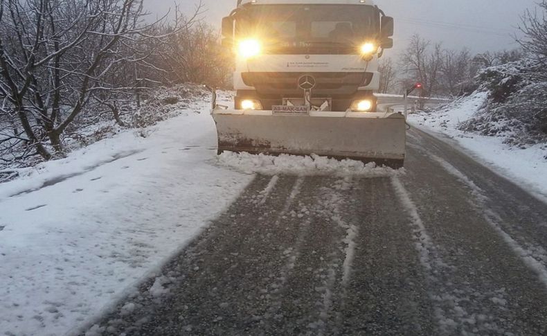İzmir Büyükşehir Belediyesi ekipleri seferber oldu! 6 ilçede karla mücadele