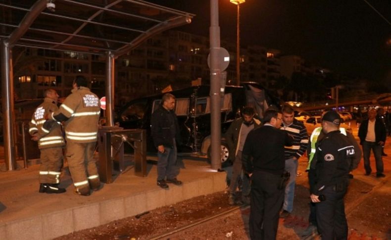 İzmir'de kaza yapan iki araç tramvay durağına çarptı