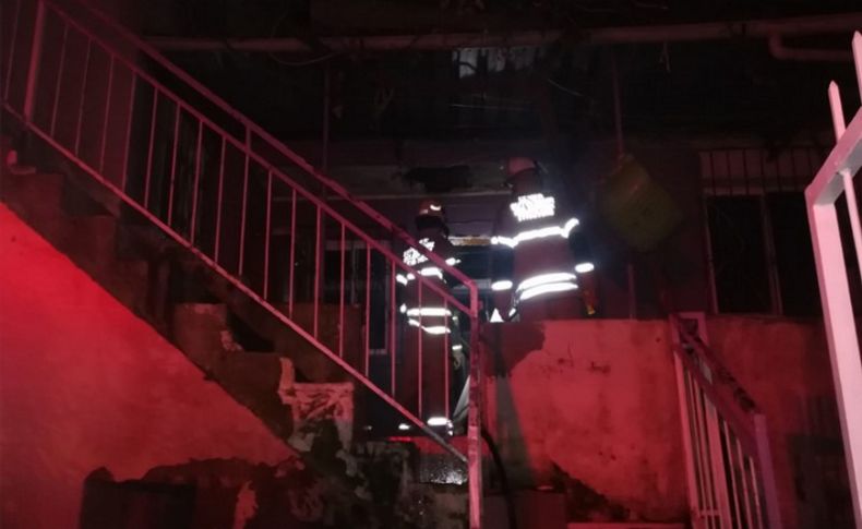 İzmir'de korkutan yangın! 5 kişi kurtarıldı