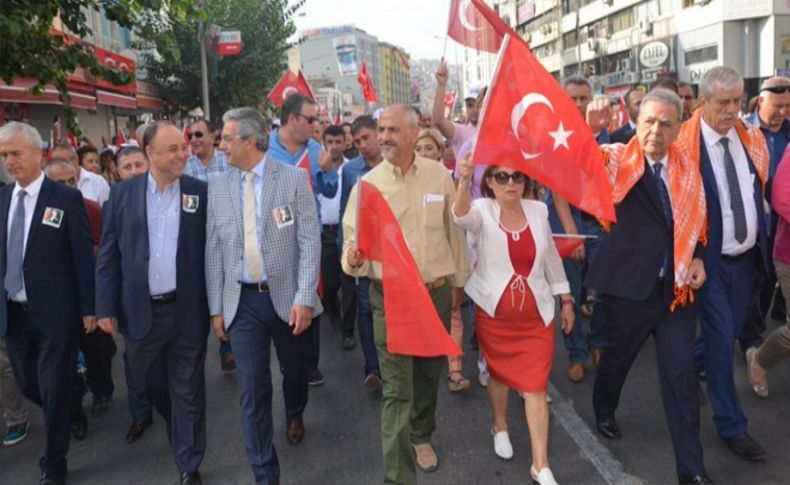 İzmir'de kurtuluş coşkusu ve zafer yürüyüşü