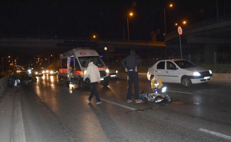 İzmir'de lüks araç dehşet saçtı: iki motosiklete çarpıp kaçtı