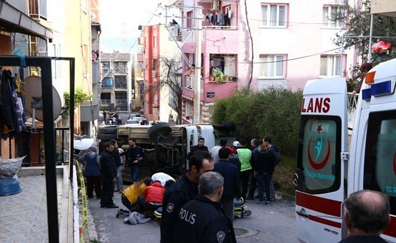 İzmir'de midibüs devrildi: 4 yaralı