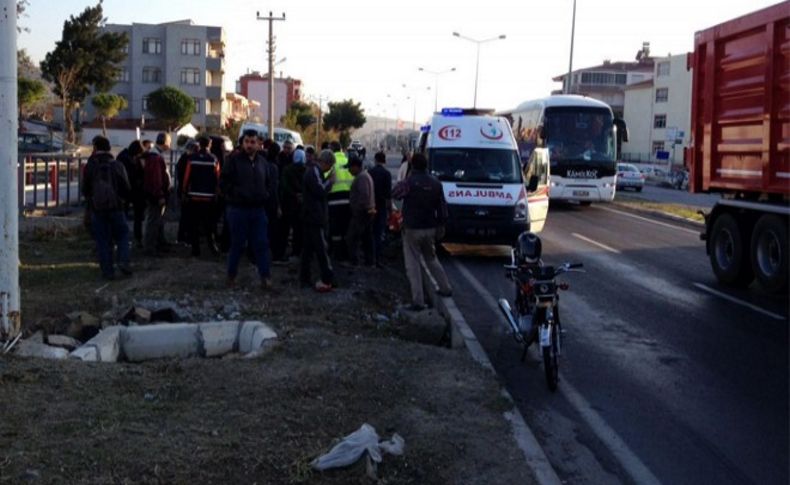 İzmir'de motosiklet devrildi: 2 yaralı