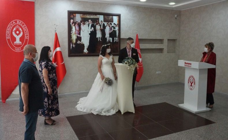 İzmir'de nikah törenlerine davetliler de katılmaya başladı