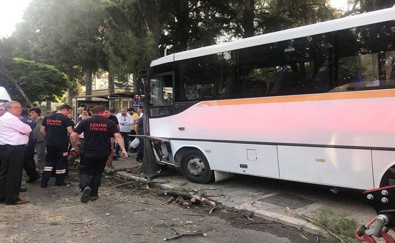 İzmir'de öğrenci midibüsü kaza yaptı: 15'i öğrenci 17 yaralı