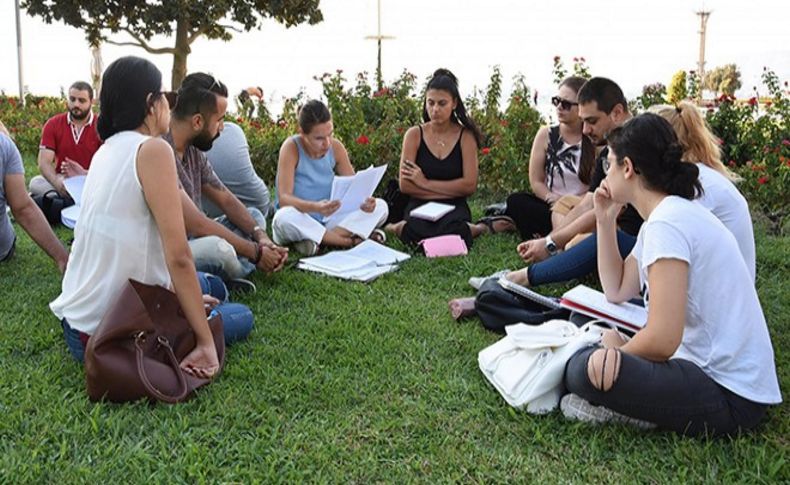 İzmir'de okulları kapatılan öğrenciler açık havada ders çalıştı