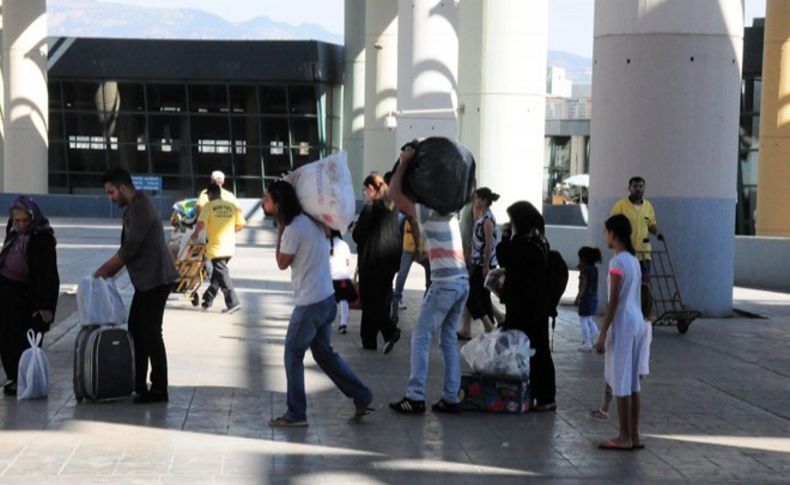 İzmir otogarında yolcu yoğunluğu arttı