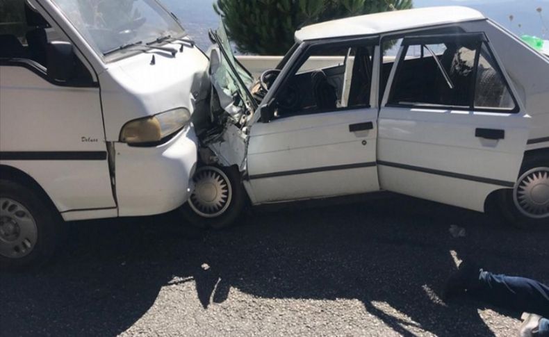 İzmir'de panelvan ile otomobil çarpıştı: 4 yaralı