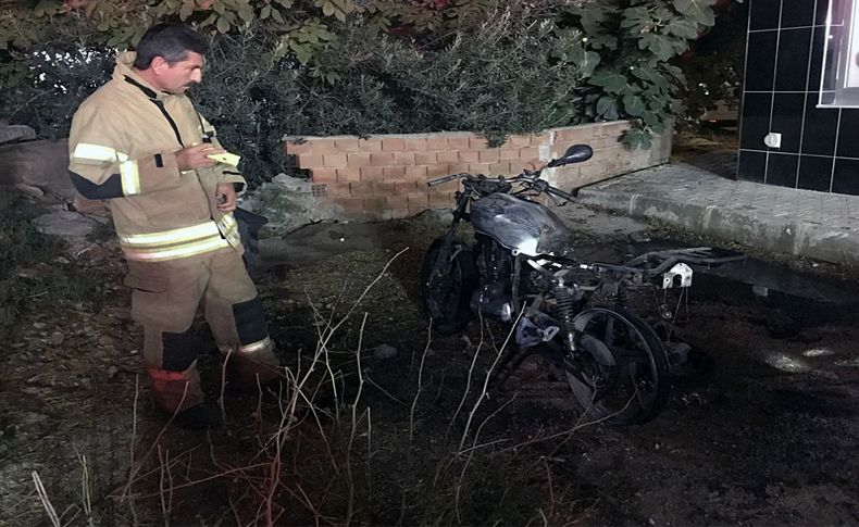 İzmir'de park halindeki motosiklet yandı