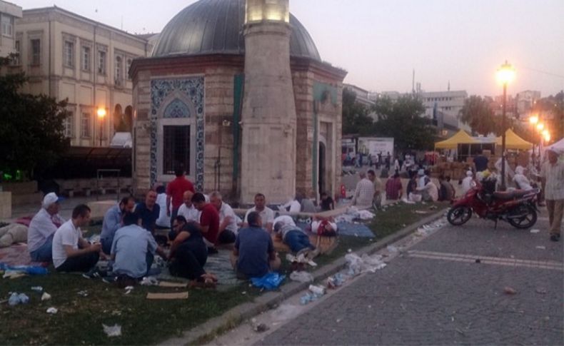 İzmir'de sabahın ilk ışıklarına kadar demokrasi nöbeti