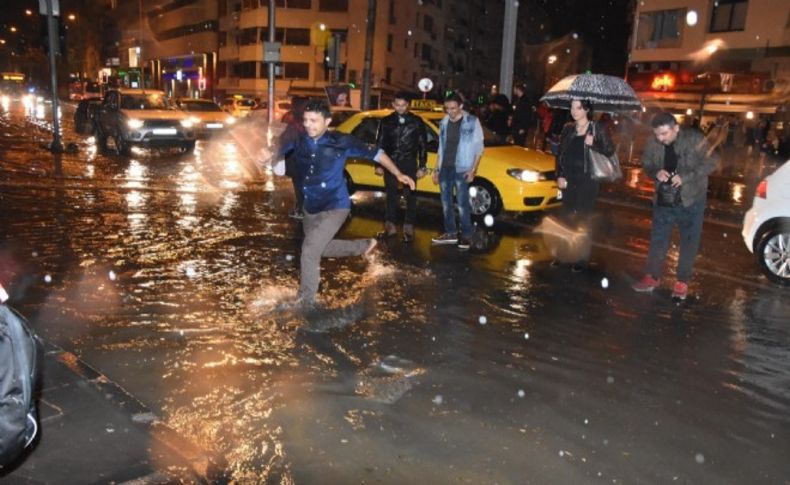 Sağanak yağış İzmir'i de vurdu, alt geçitler kapatıldı