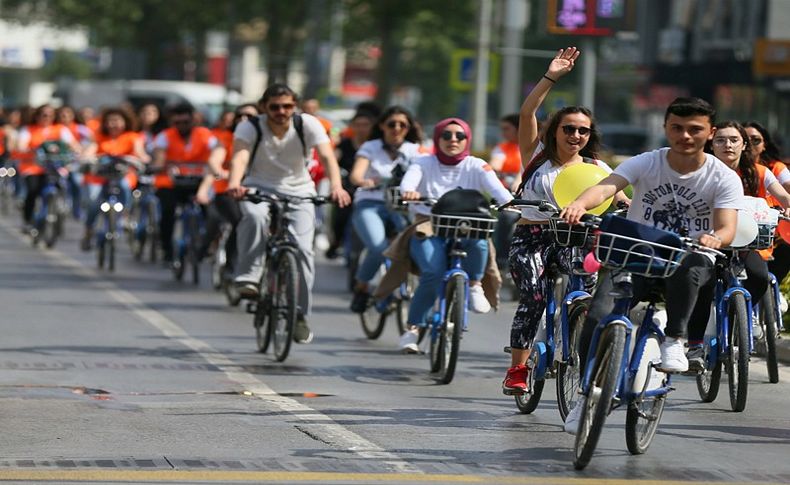 İzmir'de sağlıklı yaşam için pedal çevirdiler...