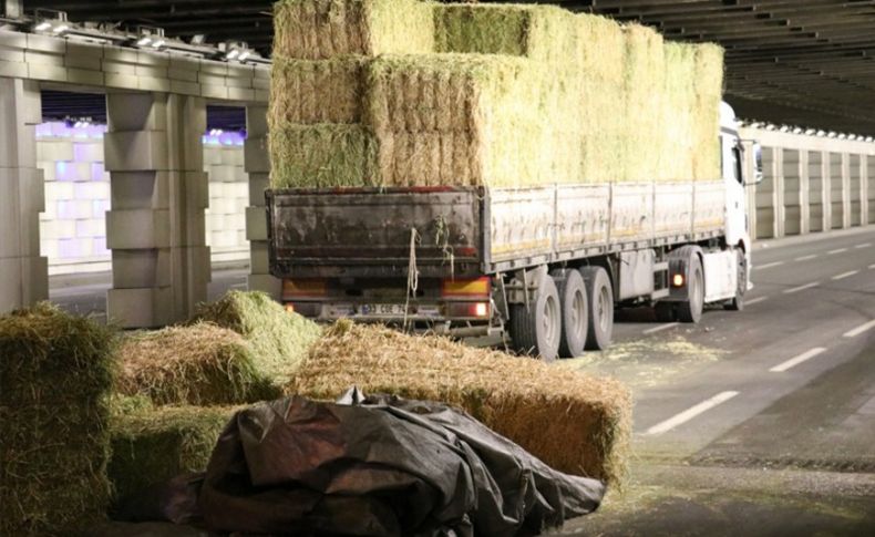 İzmir'de saman yüklü tır alt geçide sıkıştı