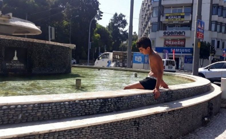 İzmir'de sıcaktan bunalan çocukların tehlikeli oyunu