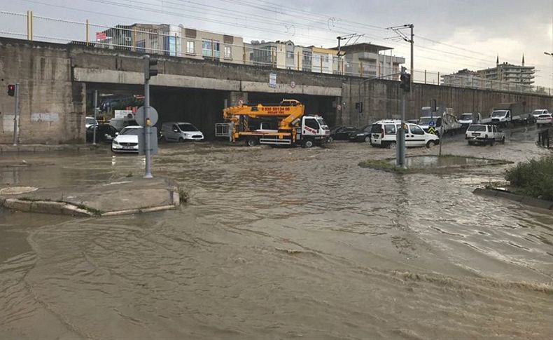 İzmir'i sağanak vurdu!