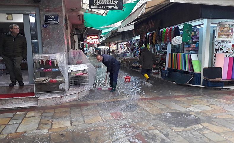 İzmir'de şiddetli yağmur; tarihi çarşıdaki iş yerlerini su bastı