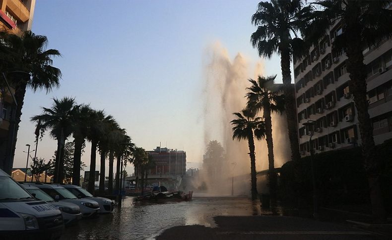 İzmir'de su borusu patladı, görsel şov oldu!