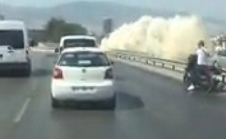 İzmir'de su borusu patladı, yollar göle döndü