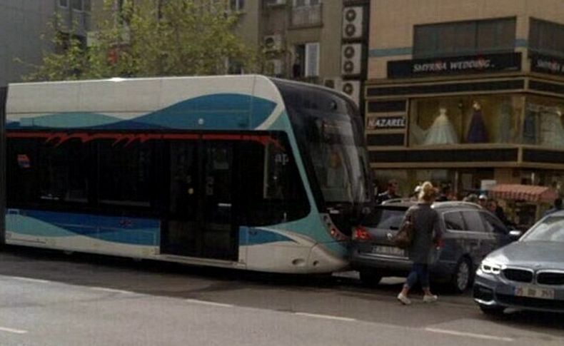 İzmir'de, tramvayla otomobil çarpıştı