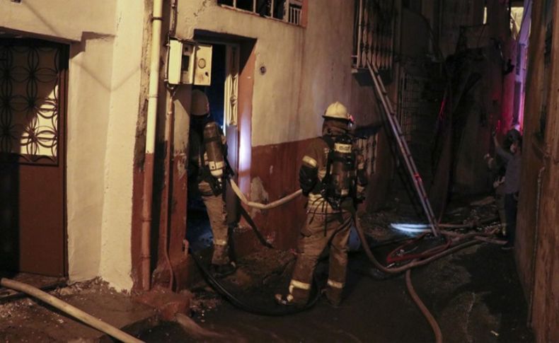 İzmir'de yangın paniği: Alevlere uykuda yakalandılar
