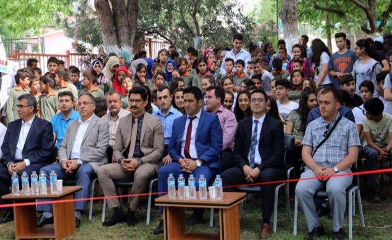 İzmir'deki bilim fuarında bayrak krizi