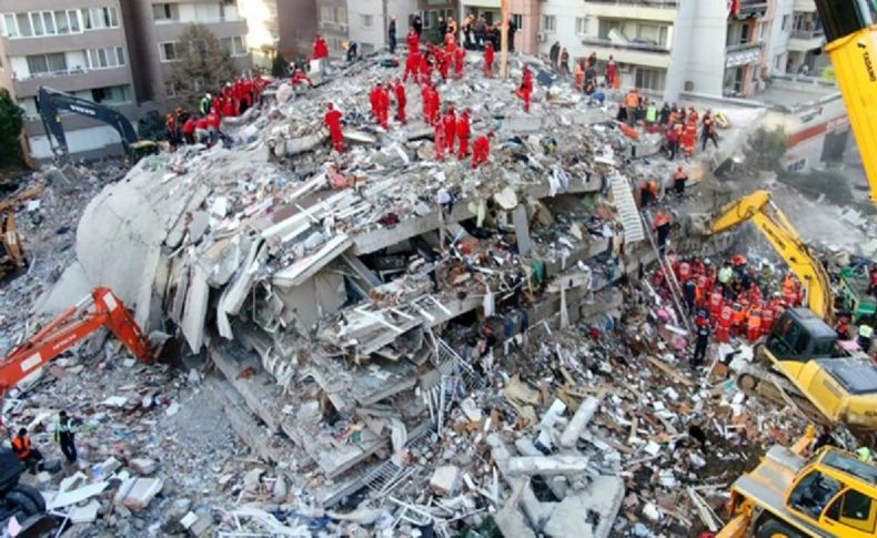 İzmir'deki depremde enkazdan çıkartılan amatör futbolcu, hastanede hayatını kaybetti
