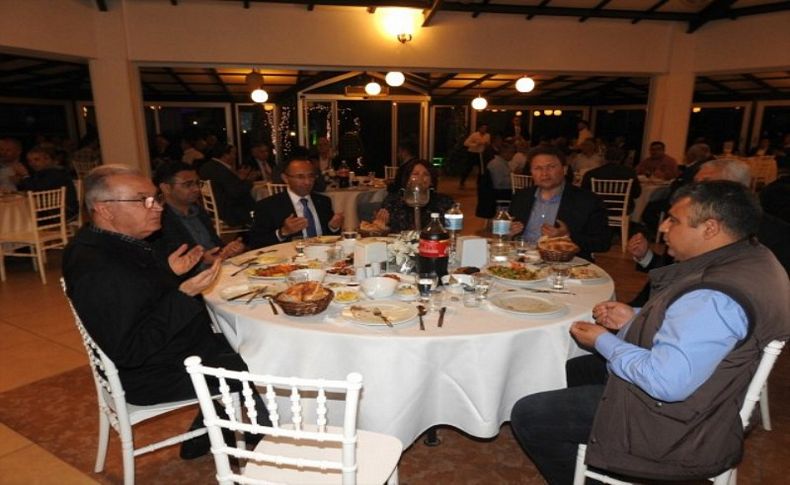 İzmir esnafı iftarda buluştu