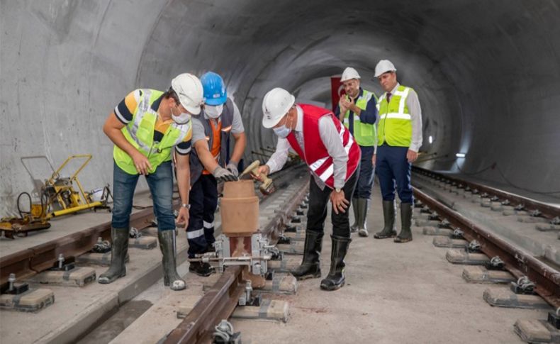 İzmir metrosu adım adım Narlıdere’ye ilerliyor... Raylara ilk kaynağı Başkan Soyer yaptı